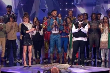 சுவிஸ் மக்களின் பாரம்பரிய இசைக்கருவியை மீட்டிப் பாடிய குழுவினர் முதலிடம்!