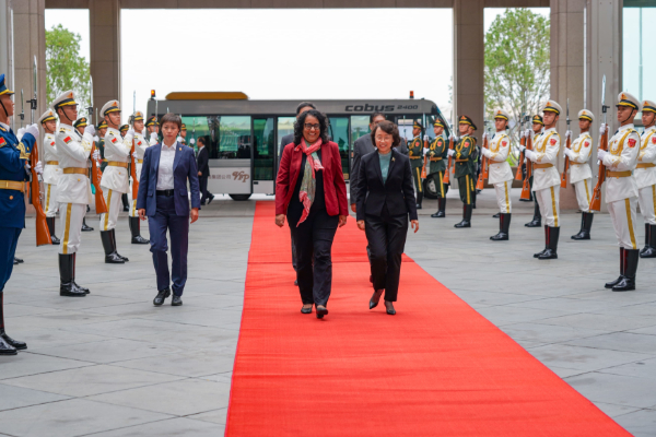 අගමැති හරිනි චීන ජනාධිපතිවරයා සහ අගමැති හමුවෙයි | Pm Harini Welcomed Warmly In Beijing