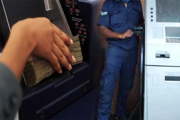 வெள்ளவத்தையில் ATM இயந்திரத்தில் பணத்தை திருடி மின்சார கட்டணம் செலுத்திய பாதுகாப்பு உத்தியோகத்தர்