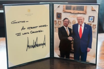 வெள்ளை மாளிகையில் பகைகளை மறந்து கைகுலுக்கிய ட்ரம்ப் - பெட்ரோ; You are great கையெழுத்திட்டு பரிசு