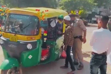 ஒரு ஆட்டோவுக்குள் இவ்வளவு பேரா? ஷாக்கான போலீஸ்...தீயாய் பரவும் வீடியோ