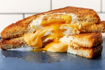 குழந்தைகள் விரும்பி சாப்பிடும் முட்டை சீஸ் ரோல்.. 10 நிமிடத்தில் தயாரிப்பது எப்படி?