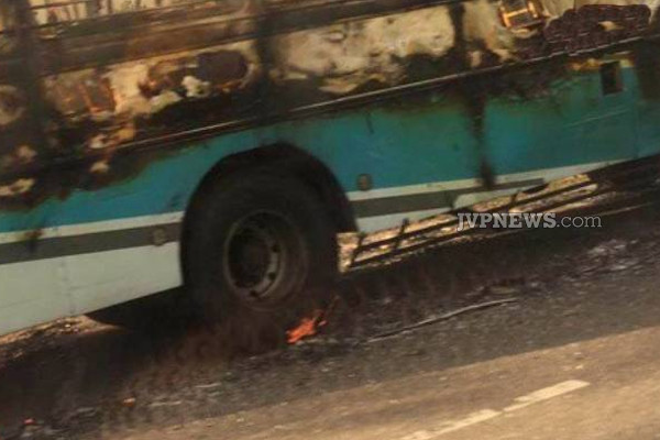 தெற்கு அதிவேக நெடுஞ்சாலையில் பரபரப்பு: தீப்பிடித்து எரிந்த பயணிகள் பேருந்து! | Passenger Bus Caught Fire On Southern Expressway
