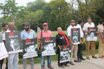 ஊடகவியலாளர்களுக்கு நீதி வேண்டி கொழும்பில் 'கறுப்பு ஜனவரி' போராட்டம்! (photos)