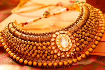 ஒரே நாளில் இவ்வளவு உயர்வா? கருணை காட்டாத தங்க விலை - இன்றைய நிலவரம்!