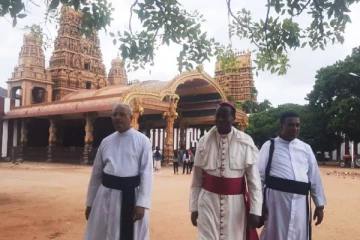 நல்லூர் ஆலயத்தை உள்ளே தரிசிப்பதற்கு பாப்பரசரின் இலங்கைக்கான பிரதிநிதியை அழைத்த நிர்வாகம்! குவியும் பாராட்டு (Photos)