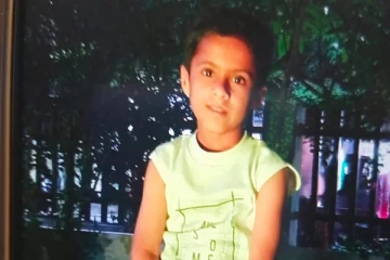 7 வயது மகனை கொடூரமாக கொன்ற தந்தை: வீடியோ எடுத்து மனைவிக்கு அனுப்பிய கணவர்