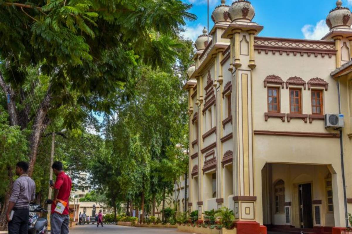 வெசாக் கூடு சேதமாக்கப்பட்ட விவகாரம் : வீண் விமர்சனங்களை கடுமையாக எதிர்க்கும் யாழ். பல்கலை பேராசிரியர்..! | Jaffna University Vesak Nest Vandalized