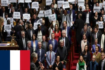 பிரான்ஸ் பிரதமரை ராஜினாமா செய்யச் சொல்லி ஊளையிட்ட நாடாளுமன்ற உறுப்பினர்கள்: அதிகரிக்கும் எதிர்ப்பு