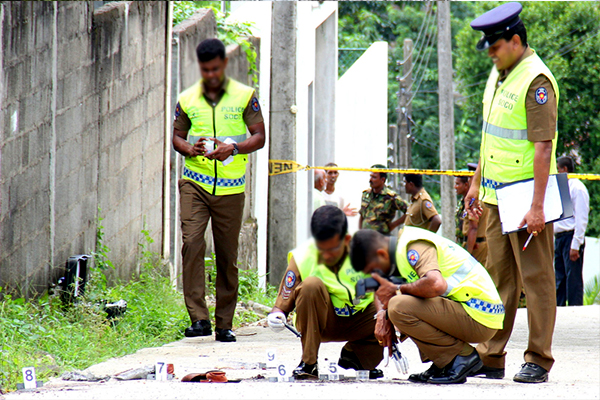 காவல்துறையினருக்கும் பொதுமக்களுக்கும் இடையில் பாரிய மோதல்! | Clash Between Police Officers And Locals காவல்துறையினருக்கும் பொதுமக்களுக்கும் இடையில் பாரிய மோதல்! | Clash Between Police Officers And Locals