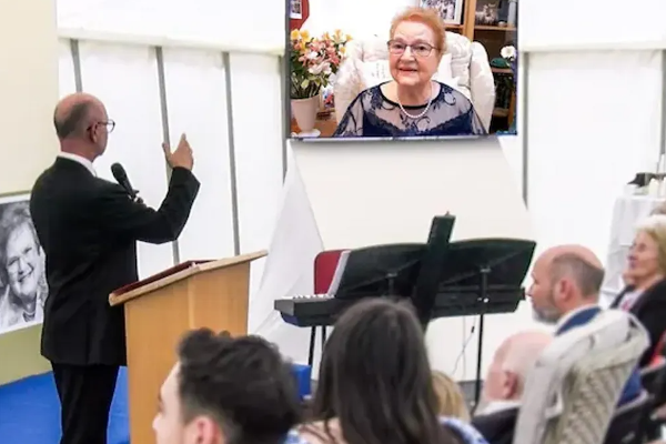 இறுதி சடங்கில் திடீரென கேட்ட இறந்து போன பெண்ணின் குரல்! அதிர்ந்து போன குடும்பத்தினர் - இப்படியுமா? | Dead Woman Talks To Shocked Mourners Funeral