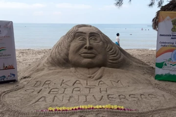 அப்துல் கலாமின் மணல் சிற்பம் காரைநகர் கடற்கரையில் உருவாக்கம் (PHOTOS)