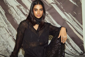 தரையில் அமர்ந்து போஸ் கொடுத்த தளபதி68 ஹீரோயின் மீனாக்ஷி சவுத்ரி