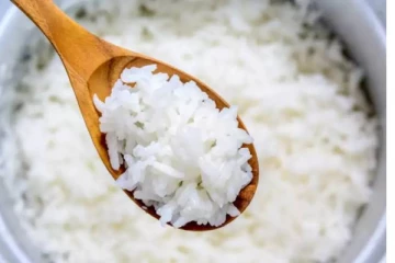 மீதமான வெள்ளை சாதத்தை மறுநாள் சூடாக்கி சாப்பிட்டால் விஷமாக மாறுமா?