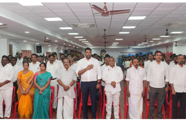 தவெக மாவட்டச் செயலாளர்கள் கூட்டம் தவெக மாவட்டச் செயலாளர்கள் கூட்டம்