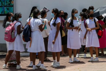 அடுத்தடுத்து 40 பாடசாலை மாணவிகள் வைத்தியசாலையில் அனுமதி