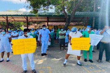 மன்னார் மாவட்ட பொது வைத்தியசாலையின் சுகாதார பணியாளர்கள் பணி பகிஷ்கரிப்பு