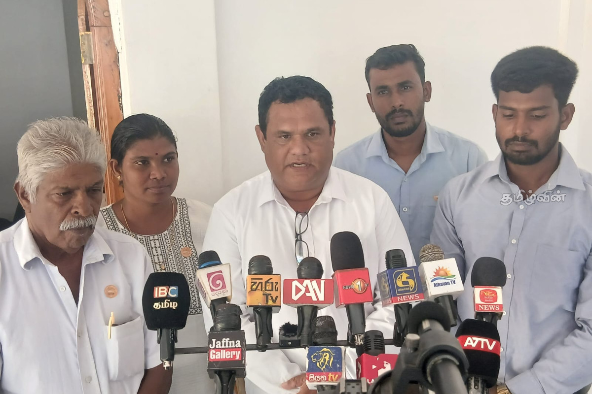 பாதுகாப்பு படைகளால் கையகப்படுத்தியுள்ள பொதுமக்களின் காணி: பிரதமரிடம் மனு கையளிப்பு | Release The People S Lands North East பாதுகாப்பு படைகளால் கையகப்படுத்தியுள்ள பொதுமக்களின் காணி: பிரதமரிடம் மனு கையளிப்பு | Release The People S Lands North East