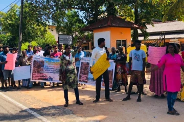 குச்சவெளி - பெரியமலையில் கற்கள் உடைப்புக்கு எதிர்ப்பு தெரிவித்து ஆர்ப்பாட்டம் (Photos)