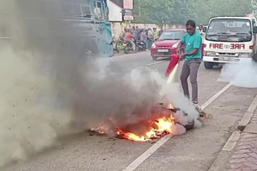 பயணித்து கொண்டிருந்த போது திடீரென தீப்பிடித்த மோட்டார் சைக்கிள்