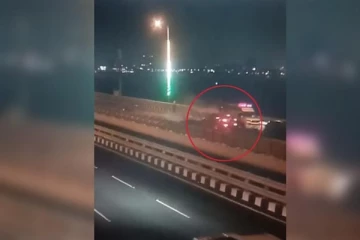 අනතුරක් මැද සිදුවූ ඇග හිරිවැටෙන බිහිසුණු අනතුර - පිරිසකට දිවි අහිමිකරයි..(CCTV VIDEO)