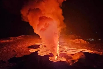 ஐஸ்லாந்தில் வெடித்து சிதறிய எரிமலை