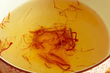 காலை வெறும் வயிற்றில் குங்குமப்பூ நீரை குடித்தால் இவ்வளவு பலன் கிடைக்குமா? அதோட எடையும் சர்னு குறையும்