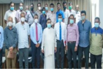 ප්රාදේශීය මාධ්යවේදීන් ද පුවත්පත් පඩිපාලක සභාවට ඇතුලත් කළ යුතුයි.වෙබ් ,ගුවන් විදුලි මාධ්ය වේදීන්ද මීට ඇතුළත් ...