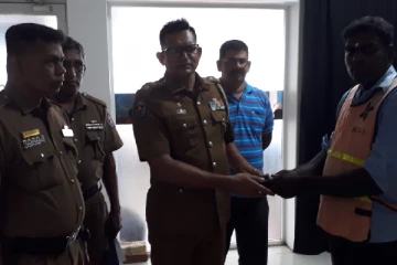 வீதி அபிவிருத்தி அதிகார சபை ஊழியர்களின் நேர்மையான செயல்(Photo)