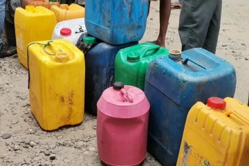 வவுனியாவில் டீசலுக்காக நீண்ட வரிசையில் காத்திருக்கும் பொதுமக்கள்