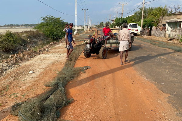 மன்னாரில் மீன்பிடி வலைகளால் போக்குவரத்துக்கு இடையூறு | Fishing Nets Disrupt Traffic In Mannar