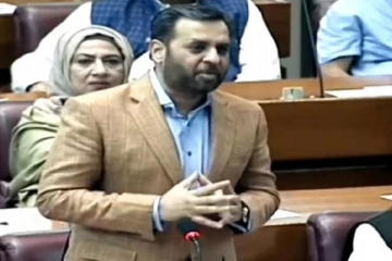 இந்தியாவோ நிலவில் கால் பதிக்கிறது..நம் குழந்தைகள் சாக்கடையில்! பாகிஸ்தான் எம்.பி பேச்சு