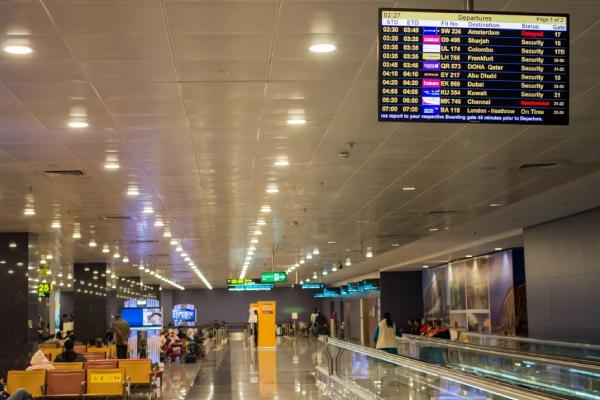 லண்டனுக்கு சட்டவிரோதமாக நுழைய முயன்ற இலங்கையர் உட்பட புலம்பெயர் தொழிலதிபர் கைது! | Sri Lankan Who Tried To Jump To Uk Arrested