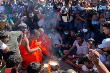 அரச தலைவர் செயலகத்திற்கு முன்னால் ஒரே நேரத்தில் இடம்பெற்ற பல சடங்குகள்!