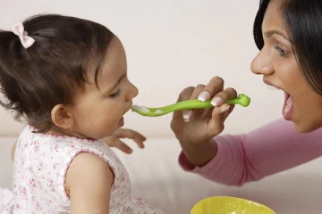 අවුරුද්දක් වයසැති  ඔබේ දරුවාට දියහැකි හොදම ආහාර ඔබ දන්නවාද...?