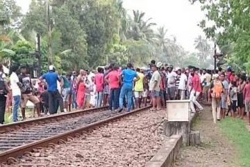 கிளிநொச்சியில் பயங்கர விபத்து... யாழ்.ராணி ரயிலில் மோதி ஒருவர் வைத்தியசாலையில்!