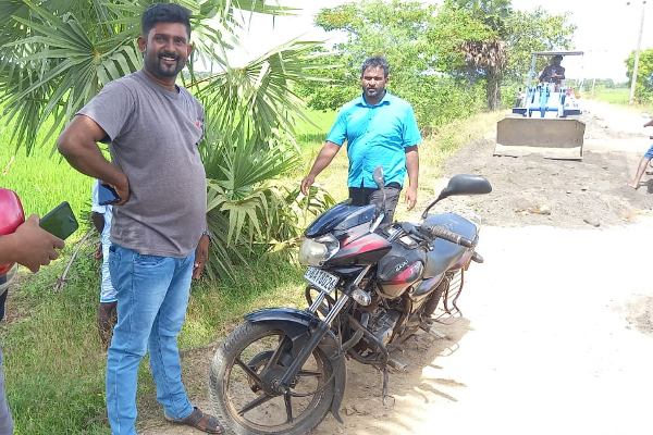 நீண்ட காலமாக புனரமைக்கப்படாத வெல்லாவெளி பிரதான வீதி செப்பனிடும் பணிகள் முன்னெடுப்பு | Wellaveli Main Road Maintenance Works
