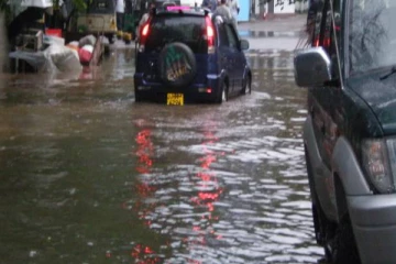 கொழும்பில் கொட்டித்தீர்க்கும் கனமழை... வெள்ளத்தில் மூழ்கிய பல வீதிகள்!