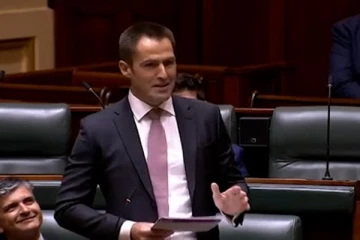 கல்யாணம் பண்ணலாமா...! நாடாளுமன்றத்தில் காதலை வெளிப்படுத்திய வெளிநாட்டு அரசியல்வாதி!