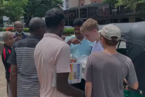 மக்களுக்கு மதிய உணவு பொட்டலங்களை வழங்கும் வெளிநாட்டவர் (Video) | Foreigner Delivering Lunch Packets To People