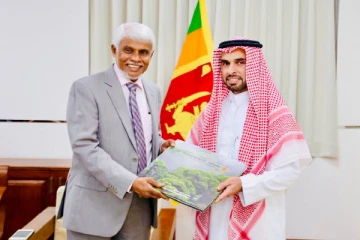 அரபு நாடுகளின் தூதுவர்களை சந்திக்கும் ஏற்பாடுகள் ஆரம்பம்: சவூதி தூதுவருடன் அமைச்சர் நஸீர் அஹமட் பேச்சு(Photo)