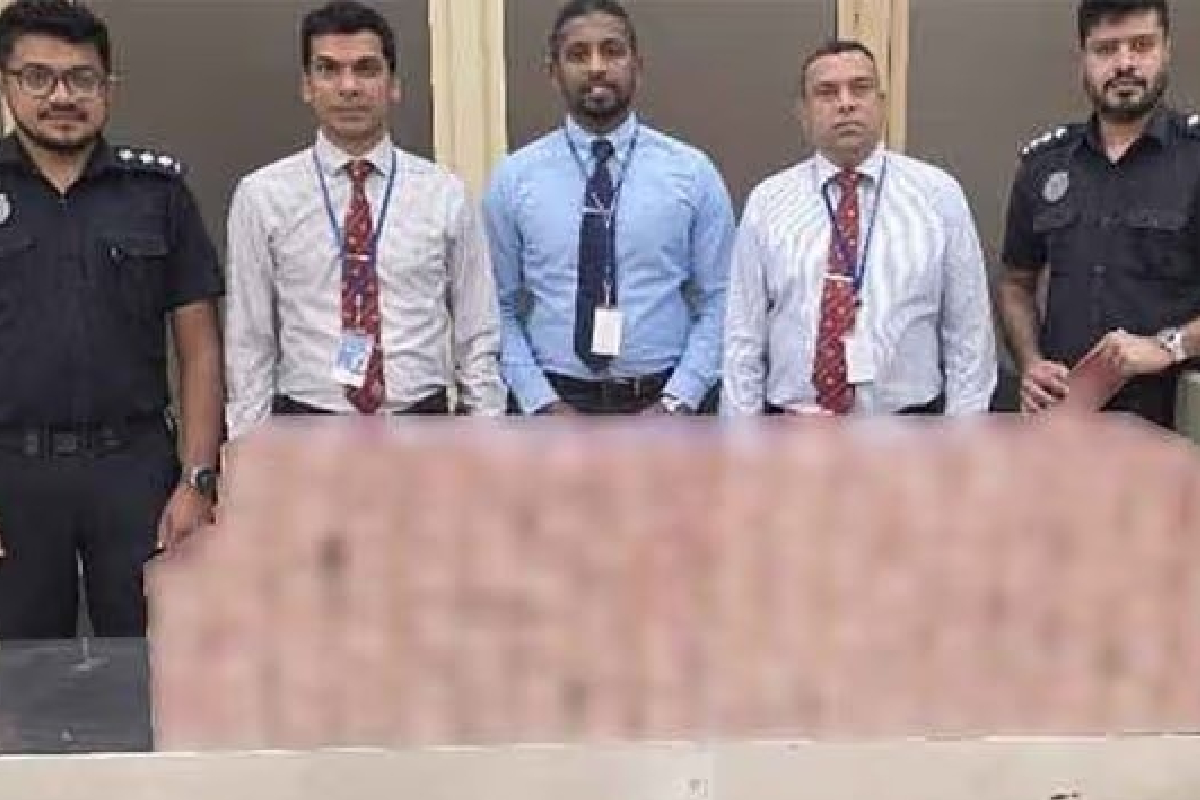 கட்டுநாயக்கவில் ரூ.52 இலட்சம் மதிப்புள்ள சிகரெட் பொதியுடன் சிக்கிய பெண் | Woman Arrest Imported Cigarette Katunayake
