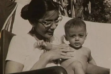 குழந்தையாக இந்த புகைப்படத்தில் இருக்கும் நடிகர் யார் தெரியுமா.. பல கோடி சொத்துக்கு சொந்தக்காரர்