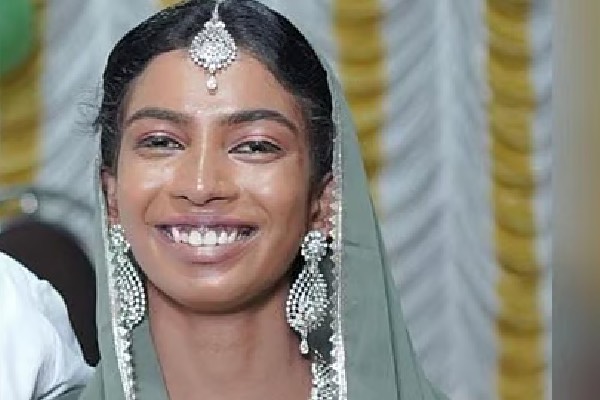 திருச்சூரில் உயிரை மாய்த்துக் கொண்ட கர்ப்பிணி: சர்ச்சையை கிளப்பிய கடைசி வாட்ஸ்அப் மெசேஜ்! | Thrissur Woman S Last Message Before Kill Himself