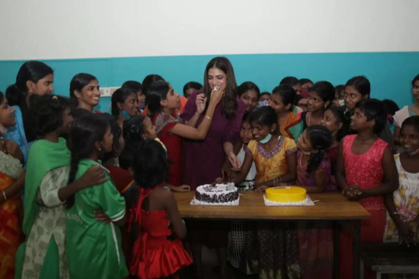 மகளிர் தினத்தை உற்சாகமாக கொண்டாடிய மாளவிகா மோகனன் - அதுவும் யாருடன் தெரியுமா? | Malavika Celebarates Womens Day With Orphan Kids