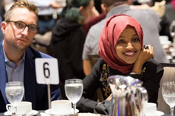 சகோதரருடன் திருமணம்... நாடுகடத்தப்படும் நெருக்கடியை எதிர்கொள்ளும் பெண் அரசியல்வாதி | Pressure Mounts On Ilhan Omar சகோதரருடன் திருமணம்... நாடுகடத்தப்படும் நெருக்கடியை எதிர்கொள்ளும் பெண் அரசியல்வாதி | Pressure Mounts On Ilhan Omar