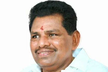 தண்ணீரில் கால் வைக்க தயங்கிய அமைச்சர்...குண்டு கட்டாக இடுப்பில் துாக்கி சென்ற மீனவர்...