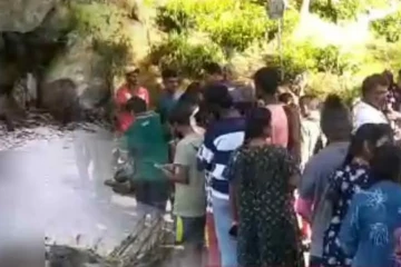 අවමගුලකට සහභාගි වූ දෙදරු පියාගේ නිසල සිරුර ඇළ මාර්ගයක