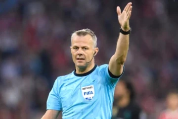 கால்பந்து இறுதிப் போட்டியில் சாதனைப் படைத்த நடுவர்...!