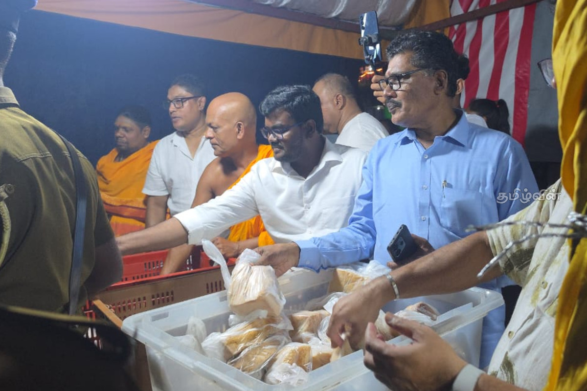 நாடளாவிய ரீதியில் கொண்டாட்டப்படும் வெசாக் பண்டிகை - திரளும் பொதுமக்கள் | Vesak Festival Celebrated Islandwide நாடளாவிய ரீதியில் கொண்டாட்டப்படும் வெசாக் பண்டிகை - திரளும் பொதுமக்கள் | Vesak Festival Celebrated Islandwide